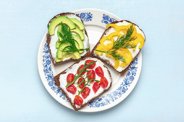 Kolaż potraw: sałatka, pieczywo, deser